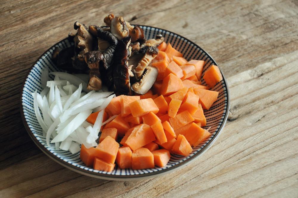 電飯煲版香菇雞腿肉燜飯便當的做法 步骤3