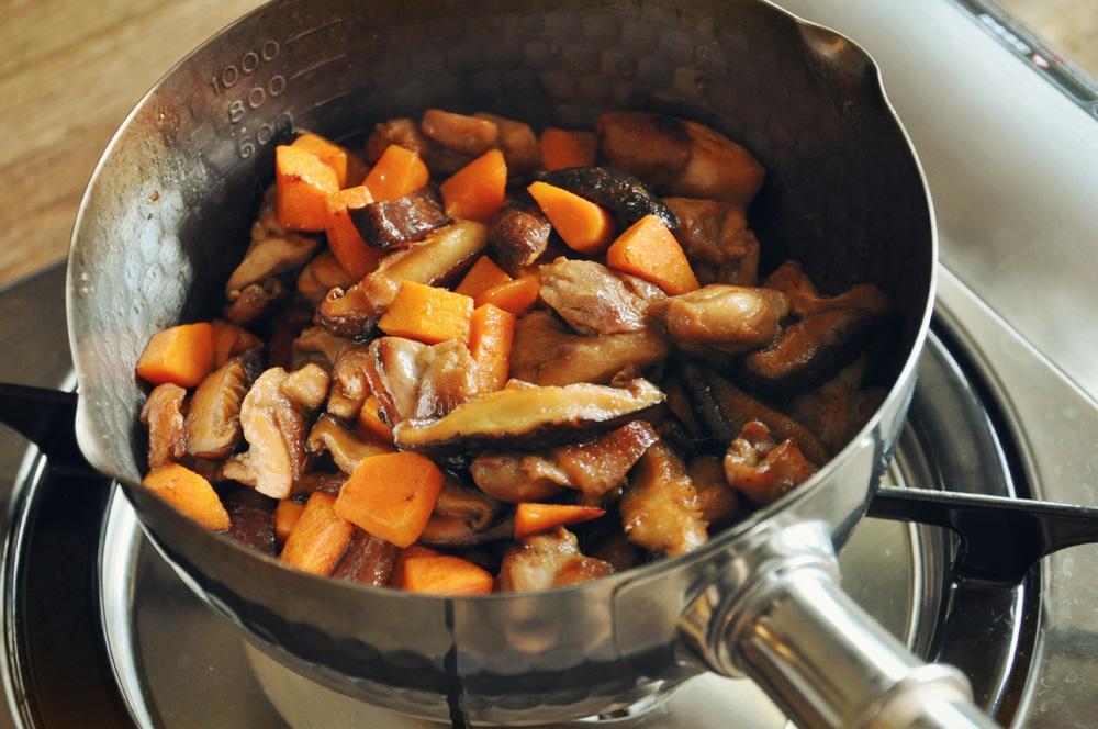 電飯煲版香菇雞腿肉燜飯便當的做法 步骤6