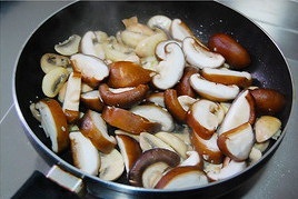 香蒜蠔油雙菇的做法 步骤3
