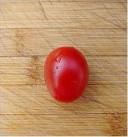 在10秒內把小西紅柿切成心形的做法 步骤1