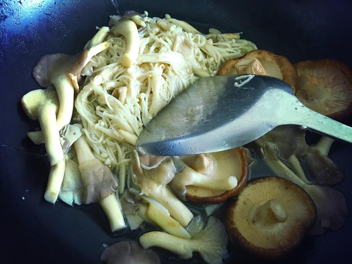塔吉鍋版 紅燒汁燜雜菇的做法 步骤2