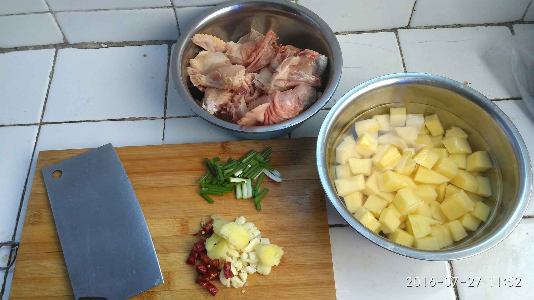 土豆紅燒雞（小公雞愛上小土豆）的做法 步骤1
