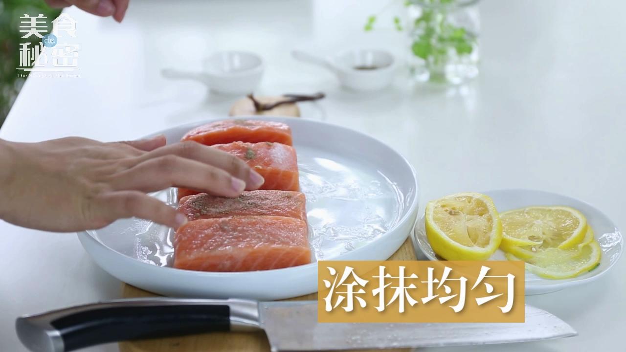 迷迭香煎三文魚的做法 步骤3