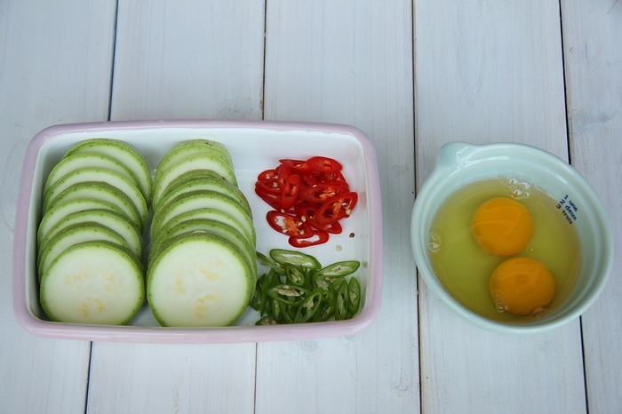 煎小瓜--特別爽口的夏日小菜的做法 步骤2