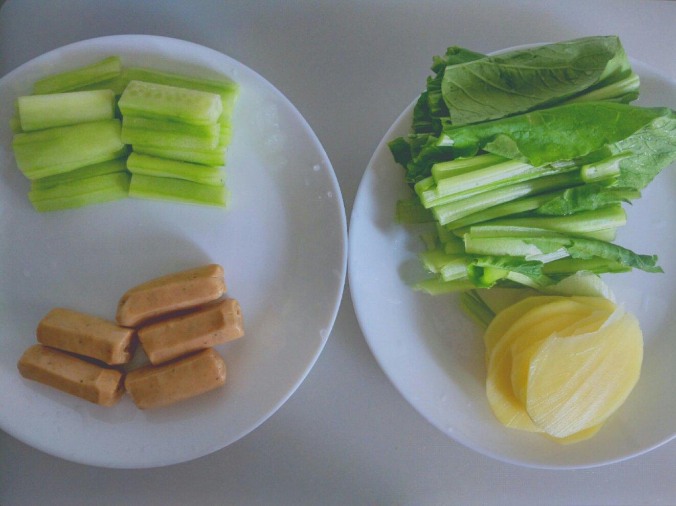 清涼減肥餐時蔬拌麪的做法 步骤1