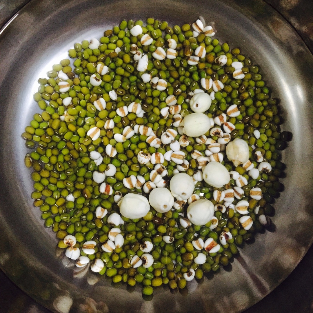 綠豆薏米蓮子湯(電飯煲版)的做法 步骤1