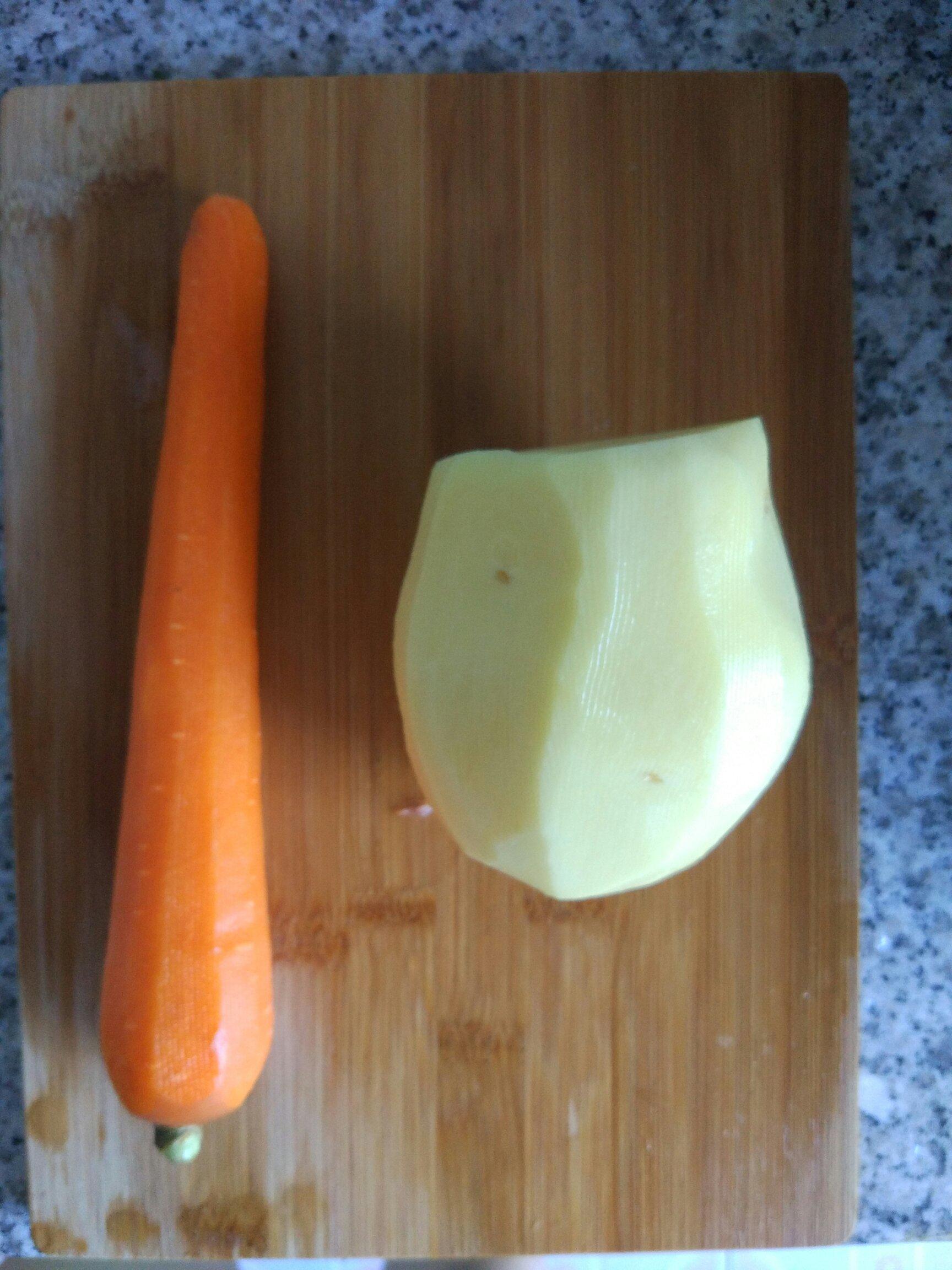 土豆胡蘿蔔炒飯的做法 步骤1