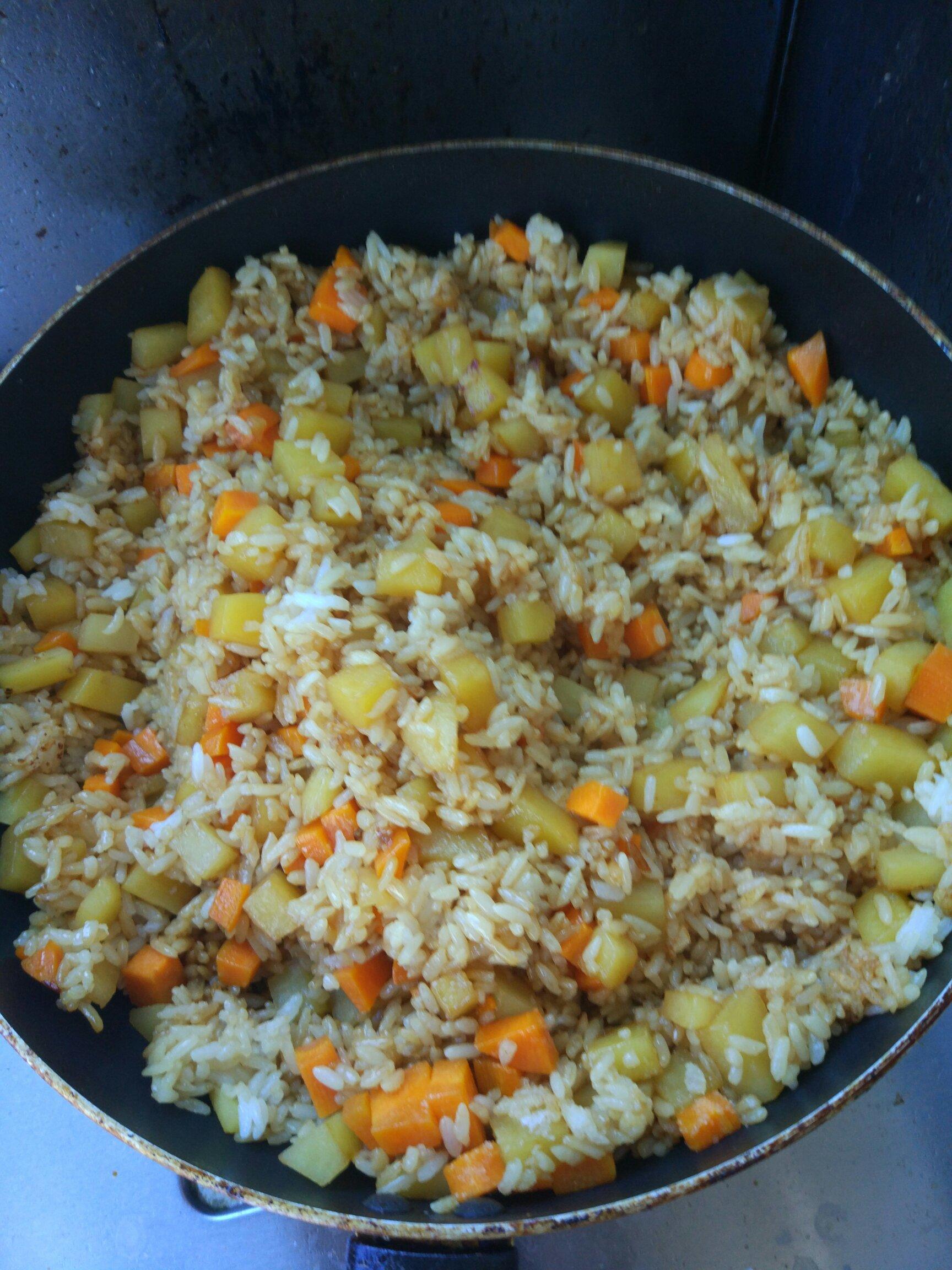 土豆胡蘿蔔炒飯的做法 步骤7