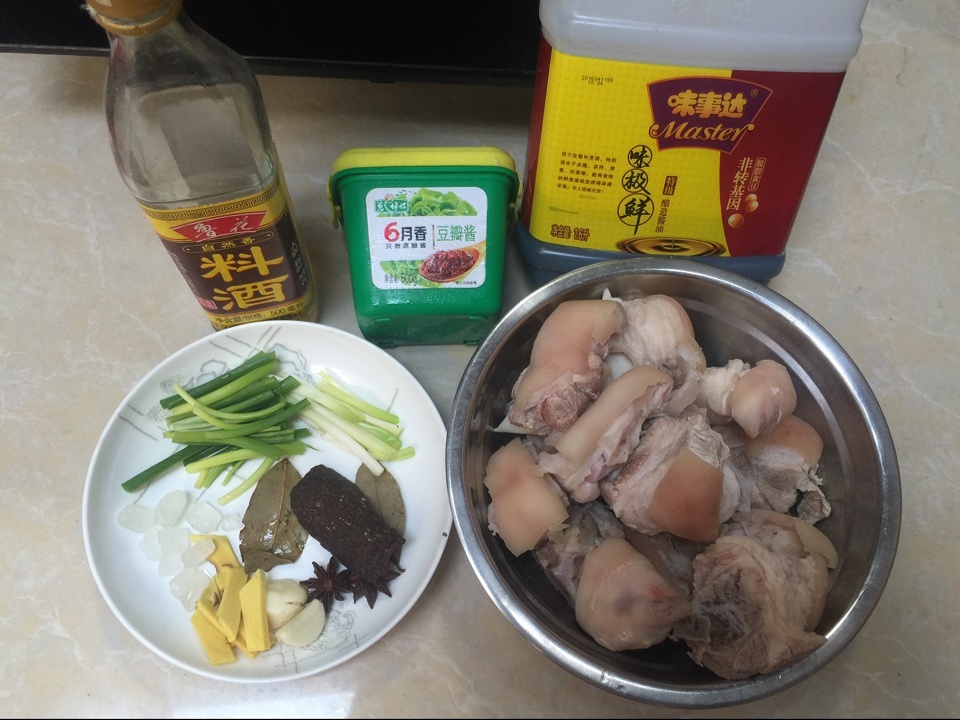 黃豆醬燜豬蹄的做法 步骤1