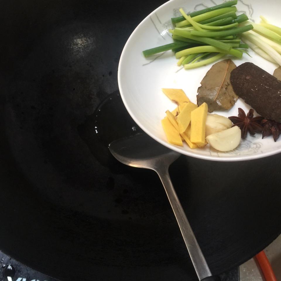 黃豆醬燜豬蹄的做法 步骤2