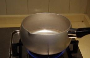 鍋煮奶茶的做法 步骤1