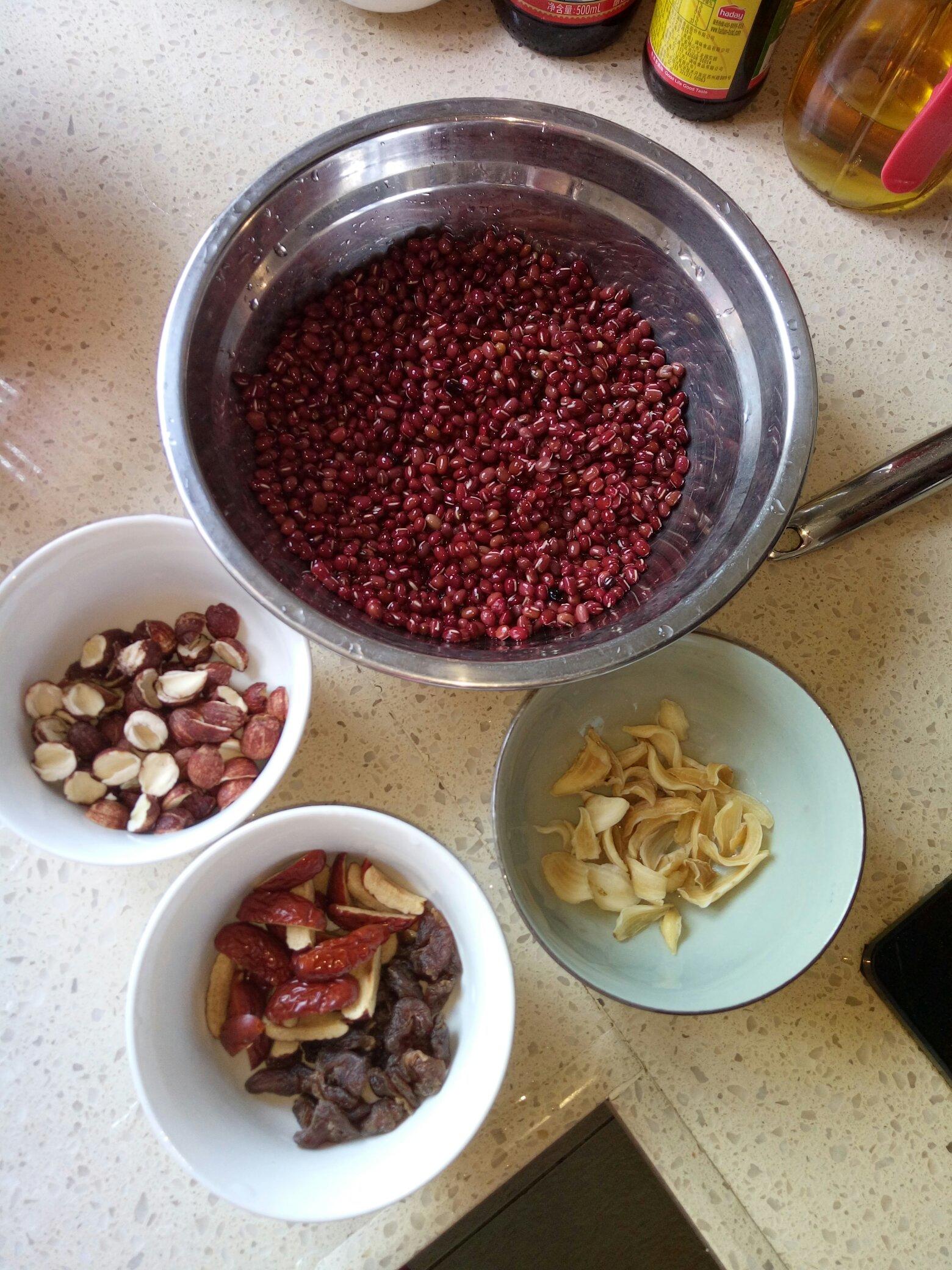 紅豆，蓮子，百合，紅棗，圓肉糖水的做法 步骤1