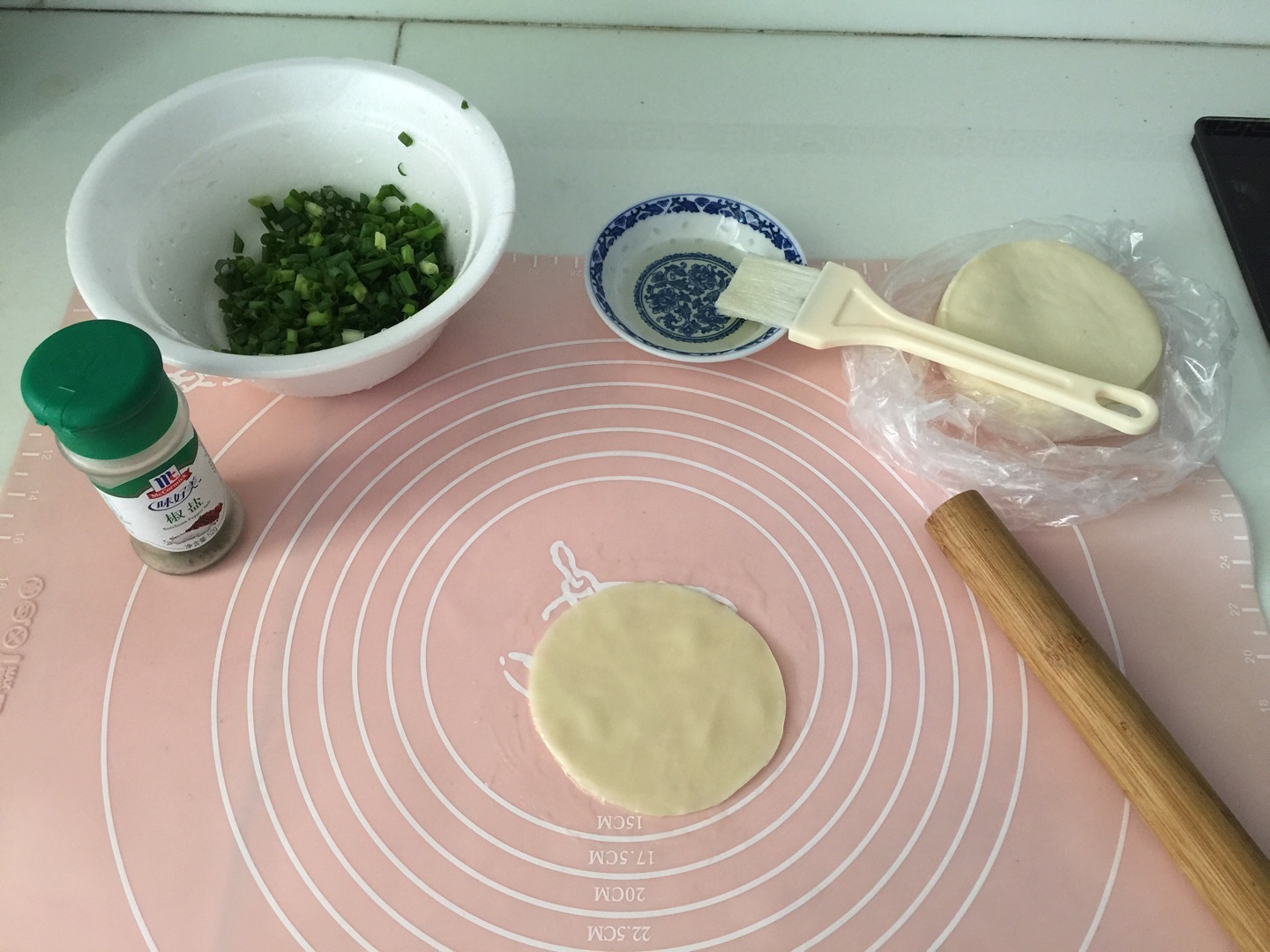 餃子皮做的蔥油餅的做法 步骤1