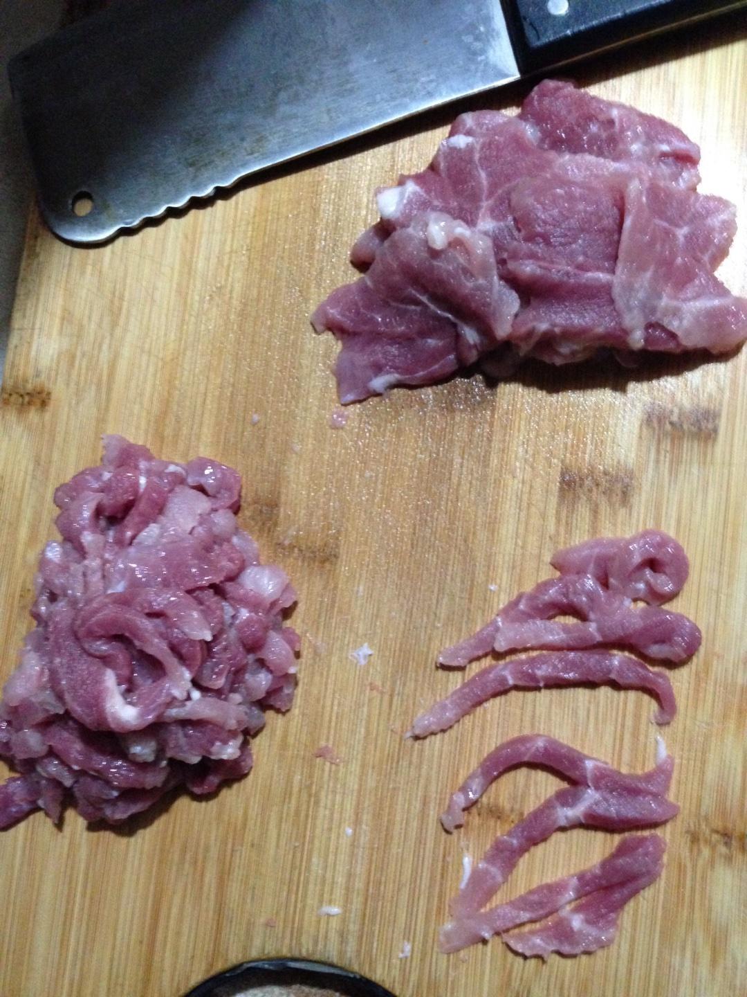 家常菜之——家庭版的京醬肉絲的做法 步骤1