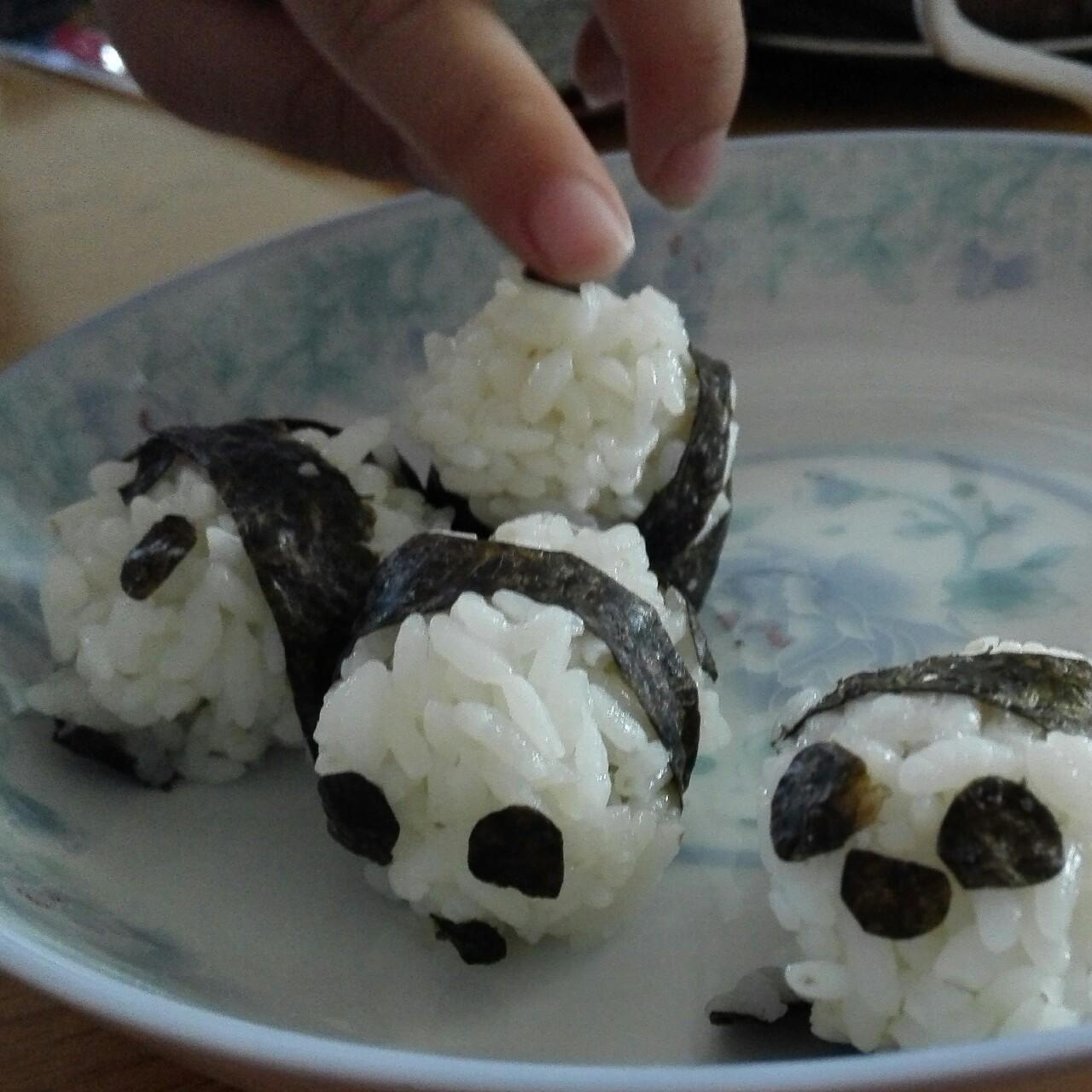 醜醜的熊貓飯糰的做法 步骤3