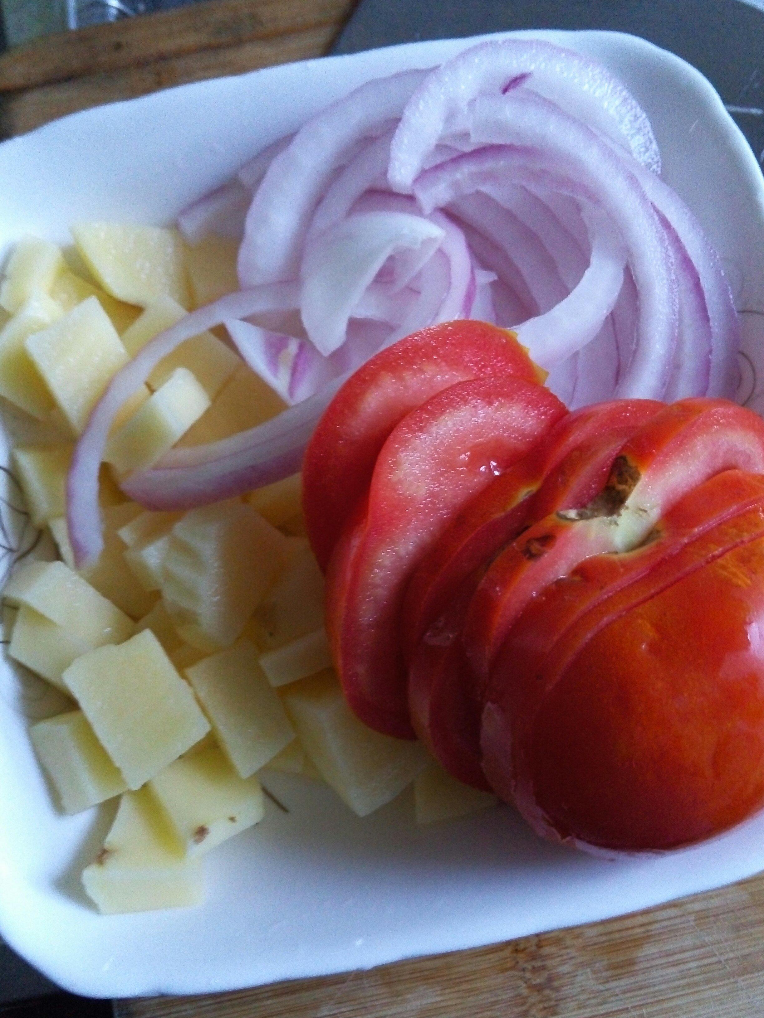 洋蔥土豆炒番茄的做法 步骤1