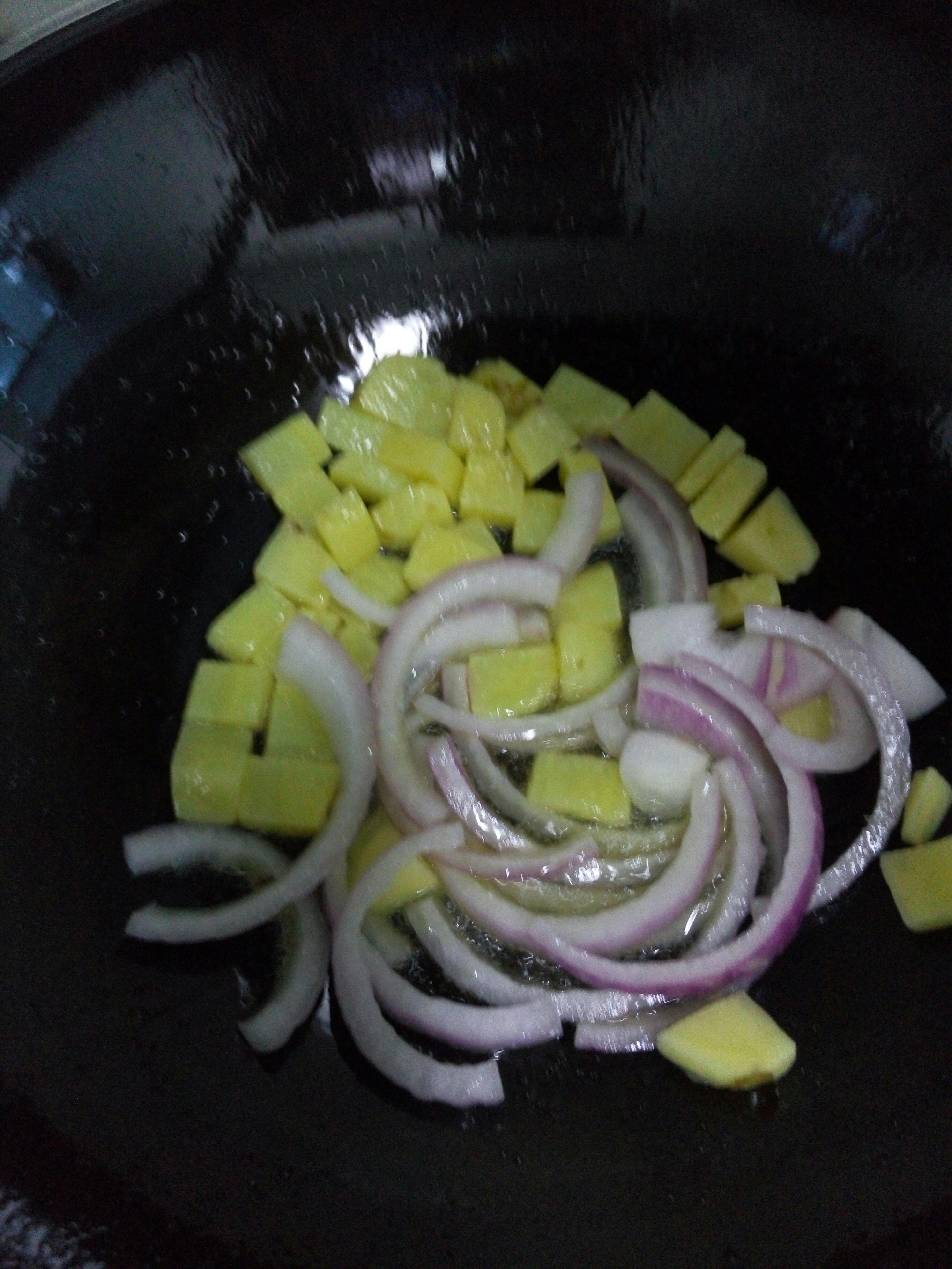 洋蔥土豆炒番茄的做法 步骤2