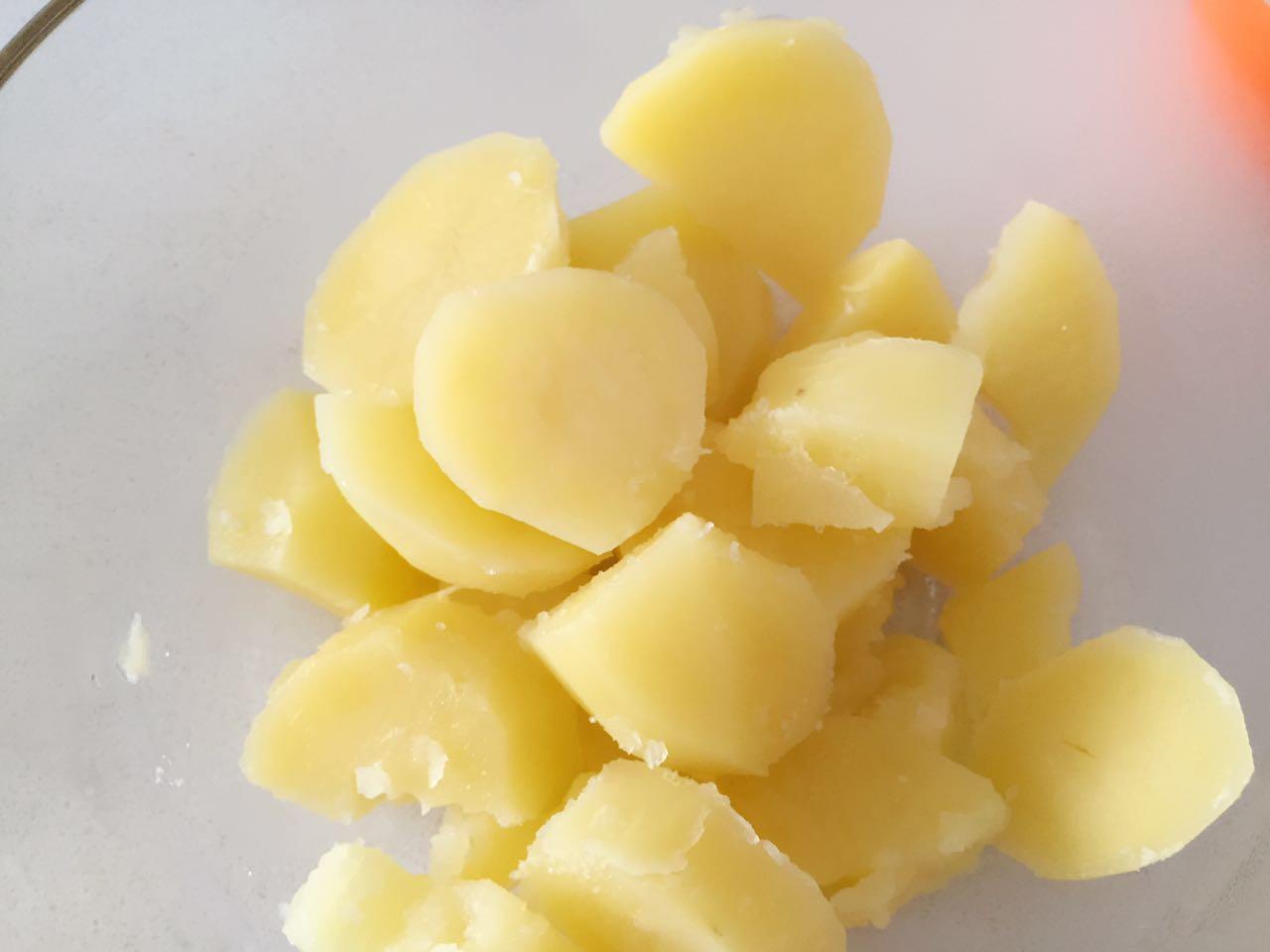 寶寶輔食：芝士焗彩椒雞蛋土豆泥-秒殺各種餐廳的土豆泥！的做法 步骤2