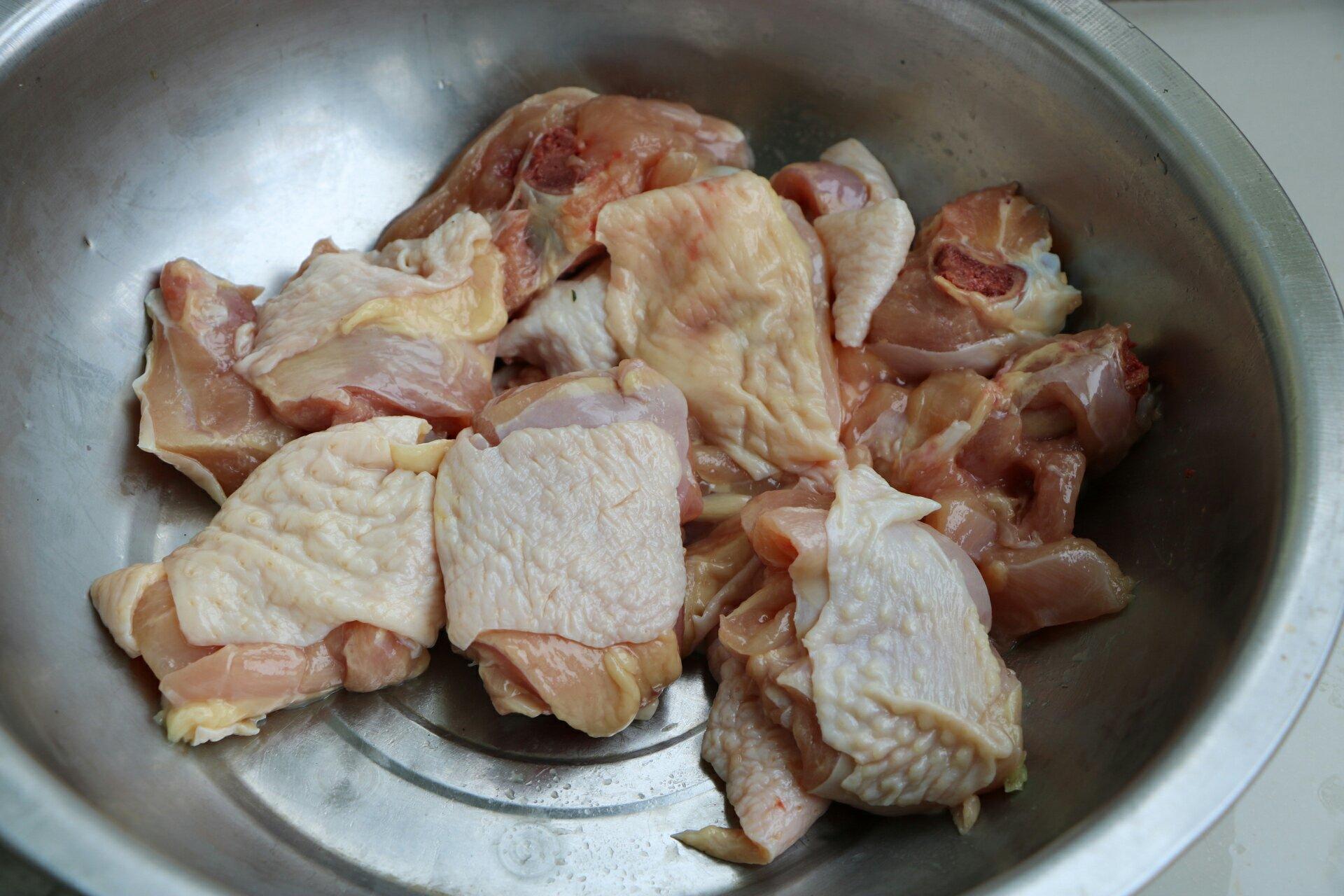 地瓜雞腿肉的做法 步骤1