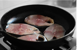 香煎馬鮫魚的做法 步骤3