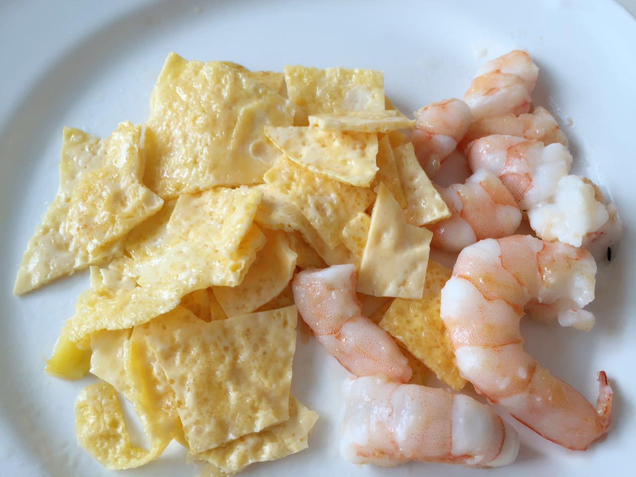 寶寶輔食：酸酸甜甜的蝦仁菠蘿炒飯-蝦的鮮味、菠蘿的清爽酸甜完美融於米飯，胃口大開的做法 步骤5