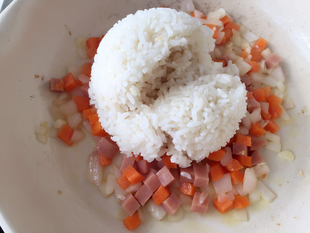 寶寶輔食：酸酸甜甜的蝦仁菠蘿炒飯-蝦的鮮味、菠蘿的清爽酸甜完美融於米飯，胃口大開的做法 步骤7
