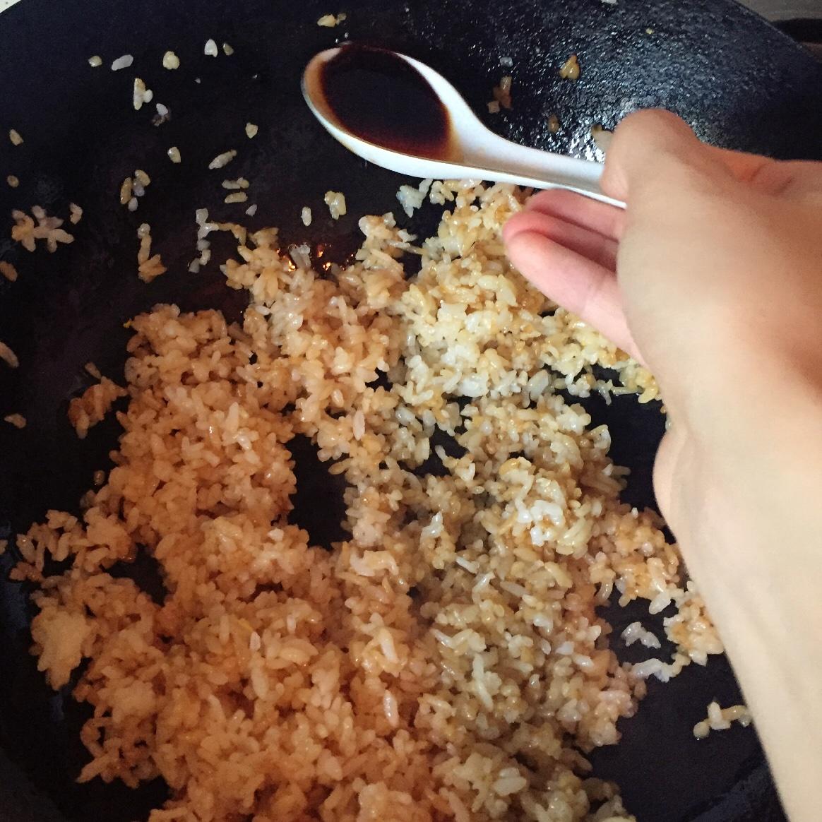 醬油蛋炒飯（起死回生版）的做法 步骤5