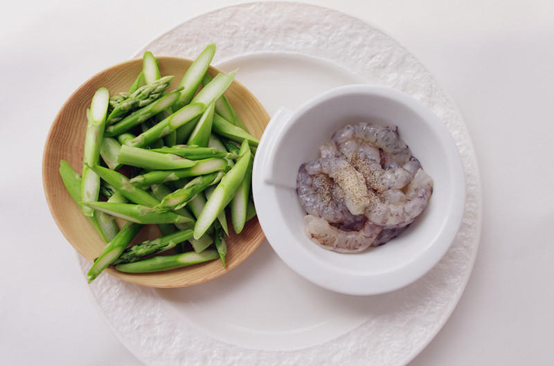 養胃潤燥的鮮蝦蘆筍炒百合的做法 步骤2