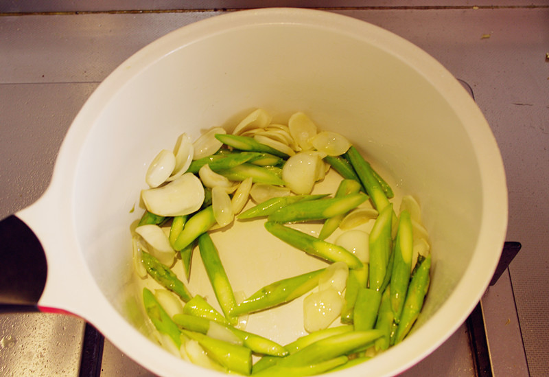 養胃潤燥的鮮蝦蘆筍炒百合的做法 步骤7