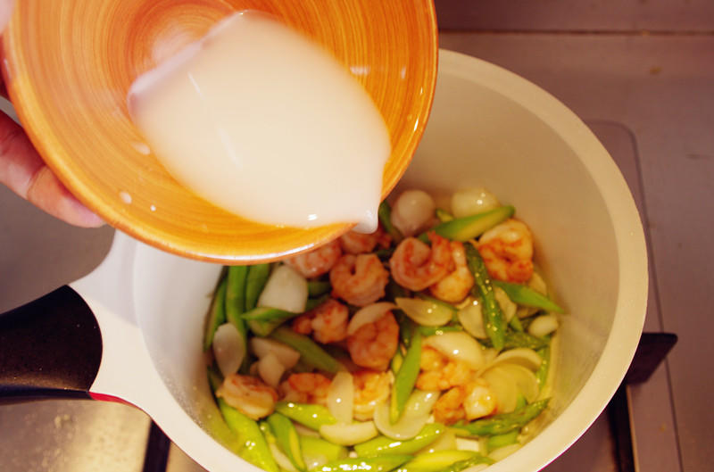 養胃潤燥的鮮蝦蘆筍炒百合的做法 步骤9