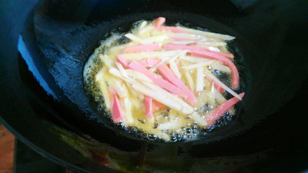 土豆火腿腸煎蛋的做法 步骤3