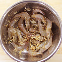 蒜蓉蒸蝦的做法 步骤3