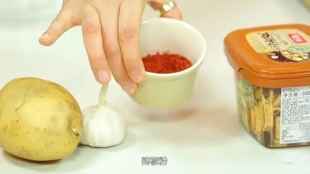 【微體兔菜譜】跟韓國歐尼學習最經典的大醬湯！的做法 步骤1