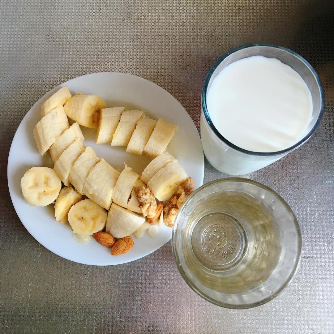 三杯香蕉牛奶的做法 步骤1