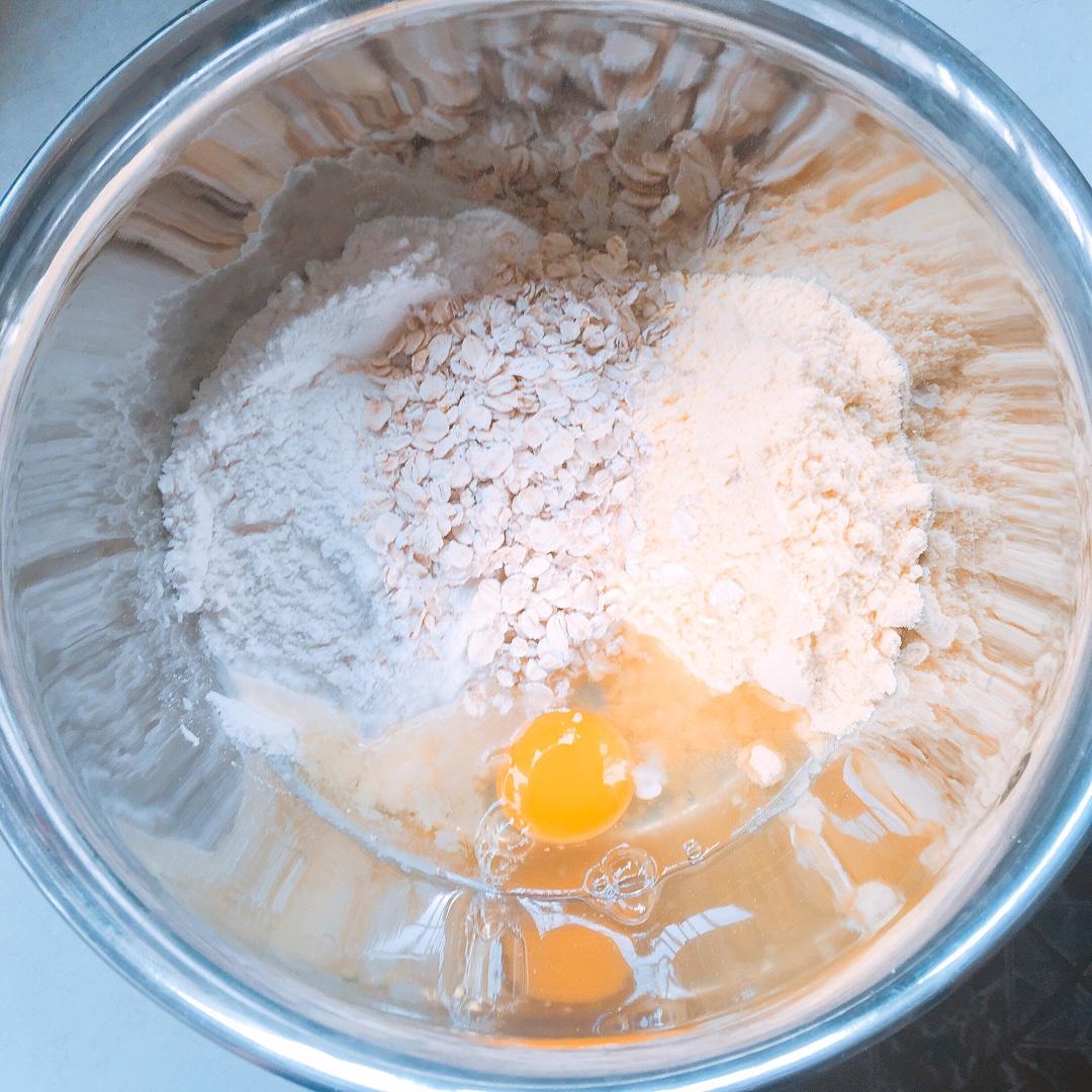 /鬆嫩玉米餅/ 【材料】 普通麪粉 玉米麪 燕麥 雞蛋 白糖 牛奶的做法 步骤1