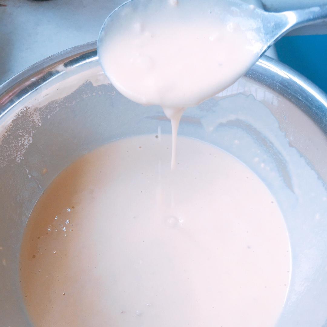 /鬆嫩玉米餅/ 【材料】 普通麪粉 玉米麪 燕麥 雞蛋 白糖 牛奶的做法 步骤2