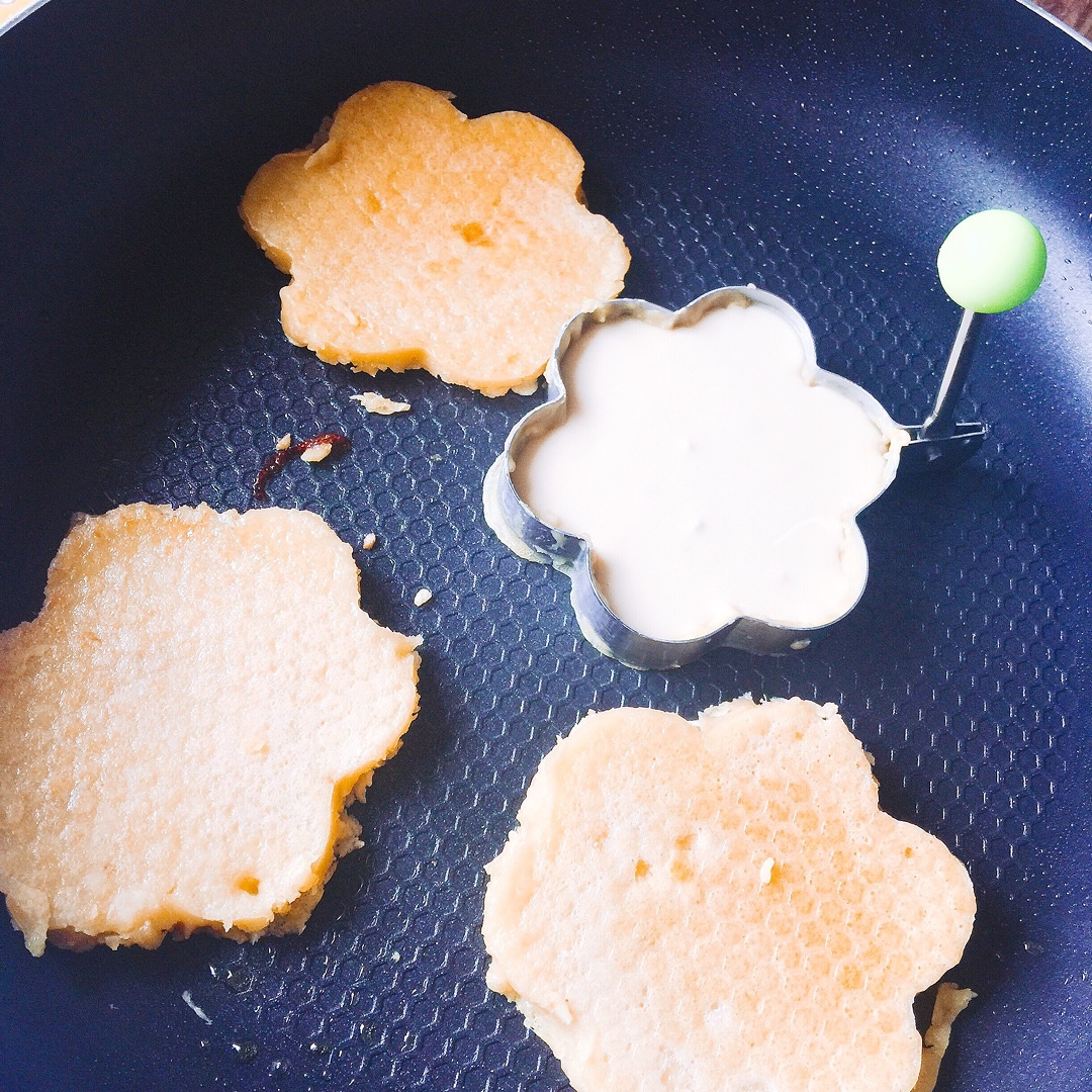 /鬆嫩玉米餅/ 【材料】 普通麪粉 玉米麪 燕麥 雞蛋 白糖 牛奶的做法 步骤3