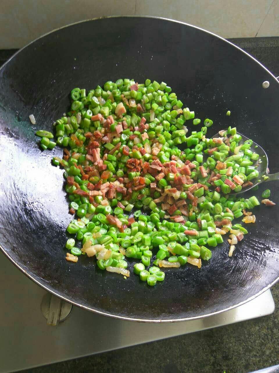 臘肉四季豆燜飯的做法 步骤4