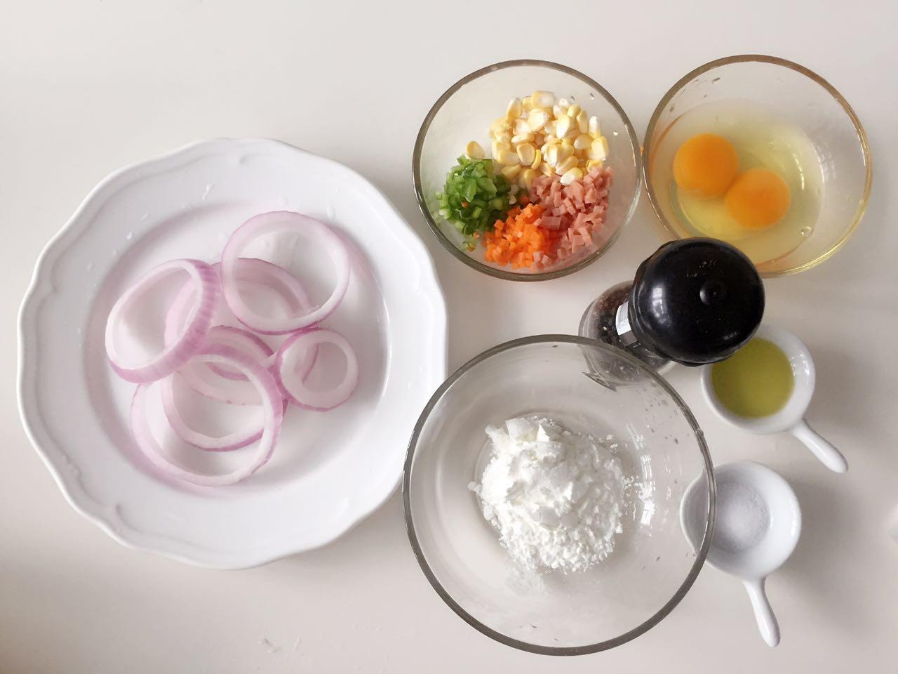寶寶輔食：洋蔥圈煎蛋餅-可以和寶貝搶著吃的美食的做法 步骤1