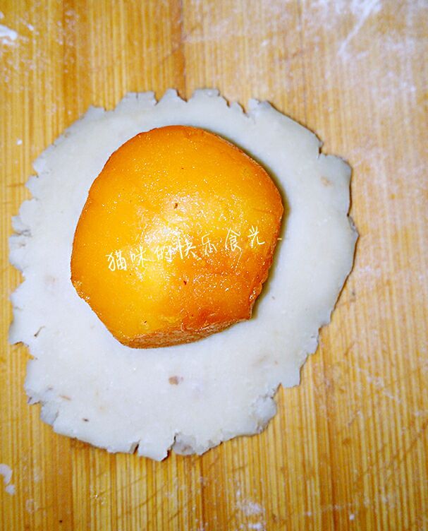 廣式蓮蓉蛋黃月餅（50克/個）的做法 步骤7