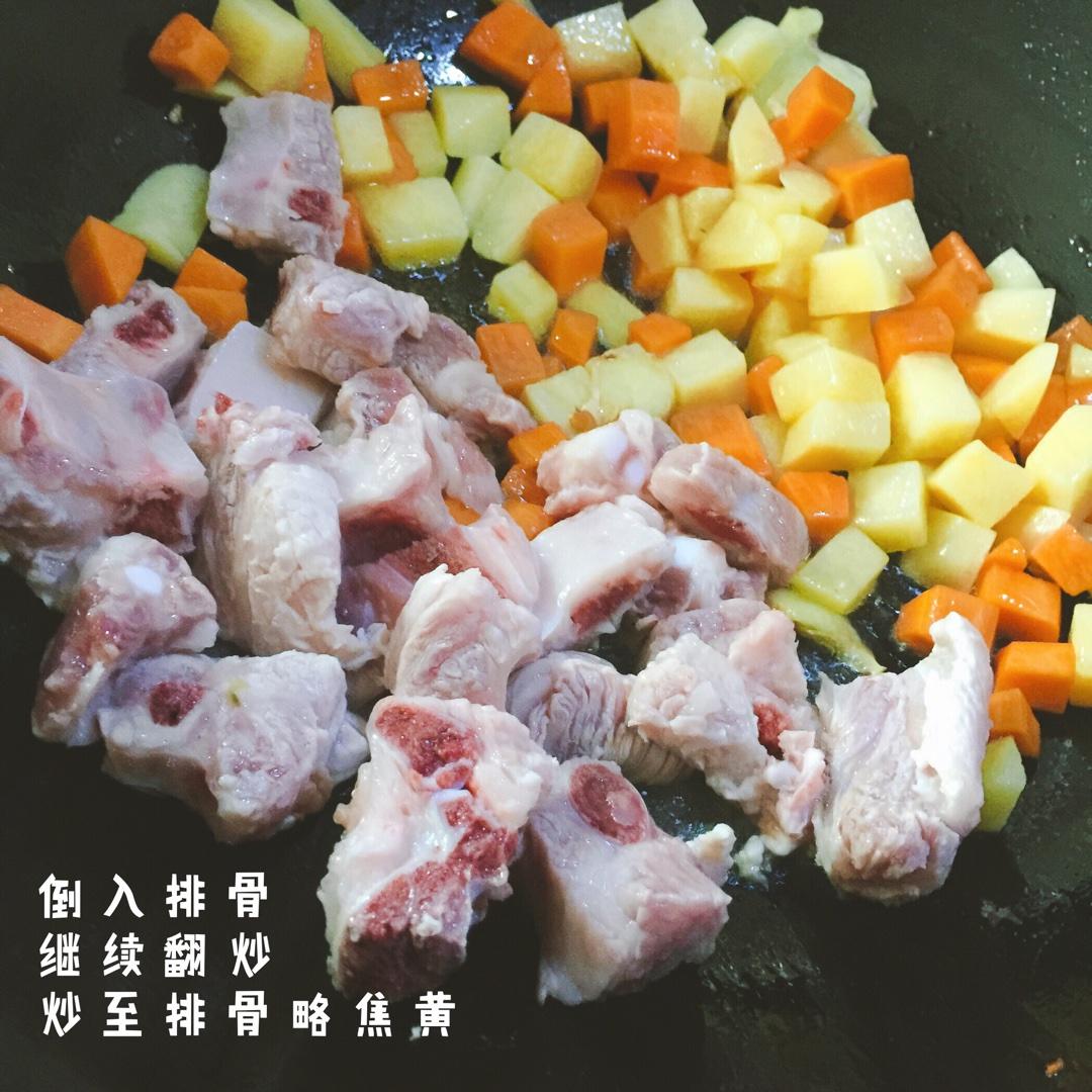 土豆胡蘿蔔排骨燜飯的做法 步骤3