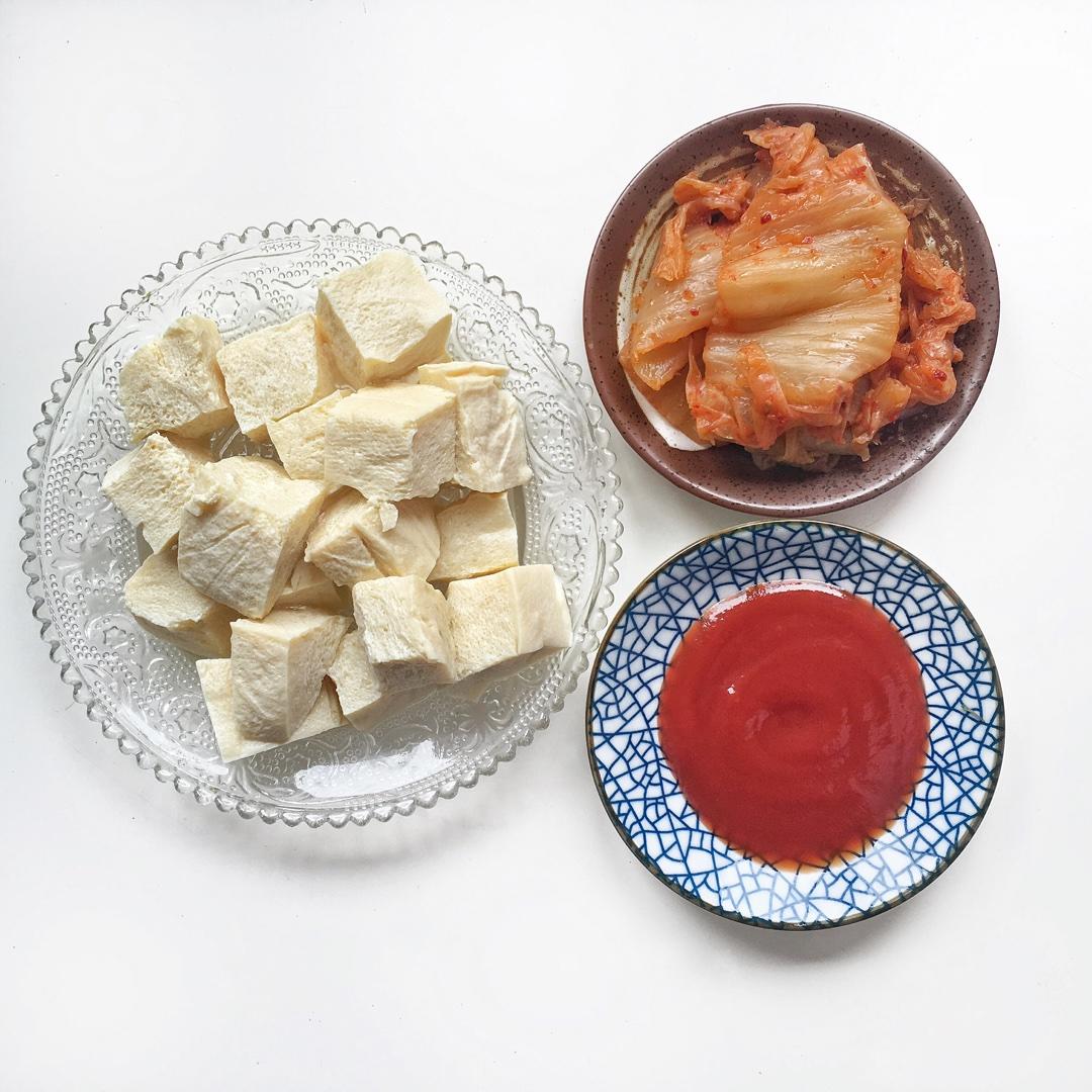 【辣白菜豆腐湯】的做法 步骤1