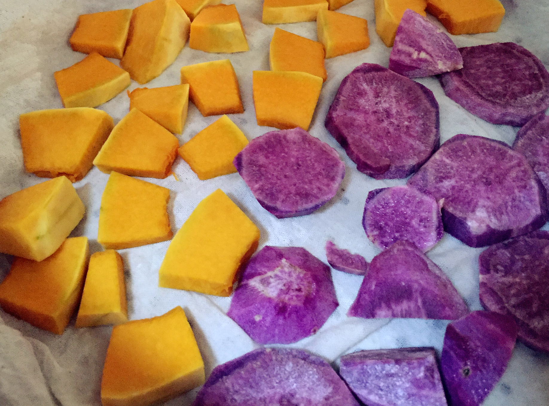 寶寶輔食：紫薯南瓜苦瓜圈-高顏值苦瓜圈，紫薯和南瓜混合楓糖搗成泥，塞入苦瓜中和苦味的做法 步骤2