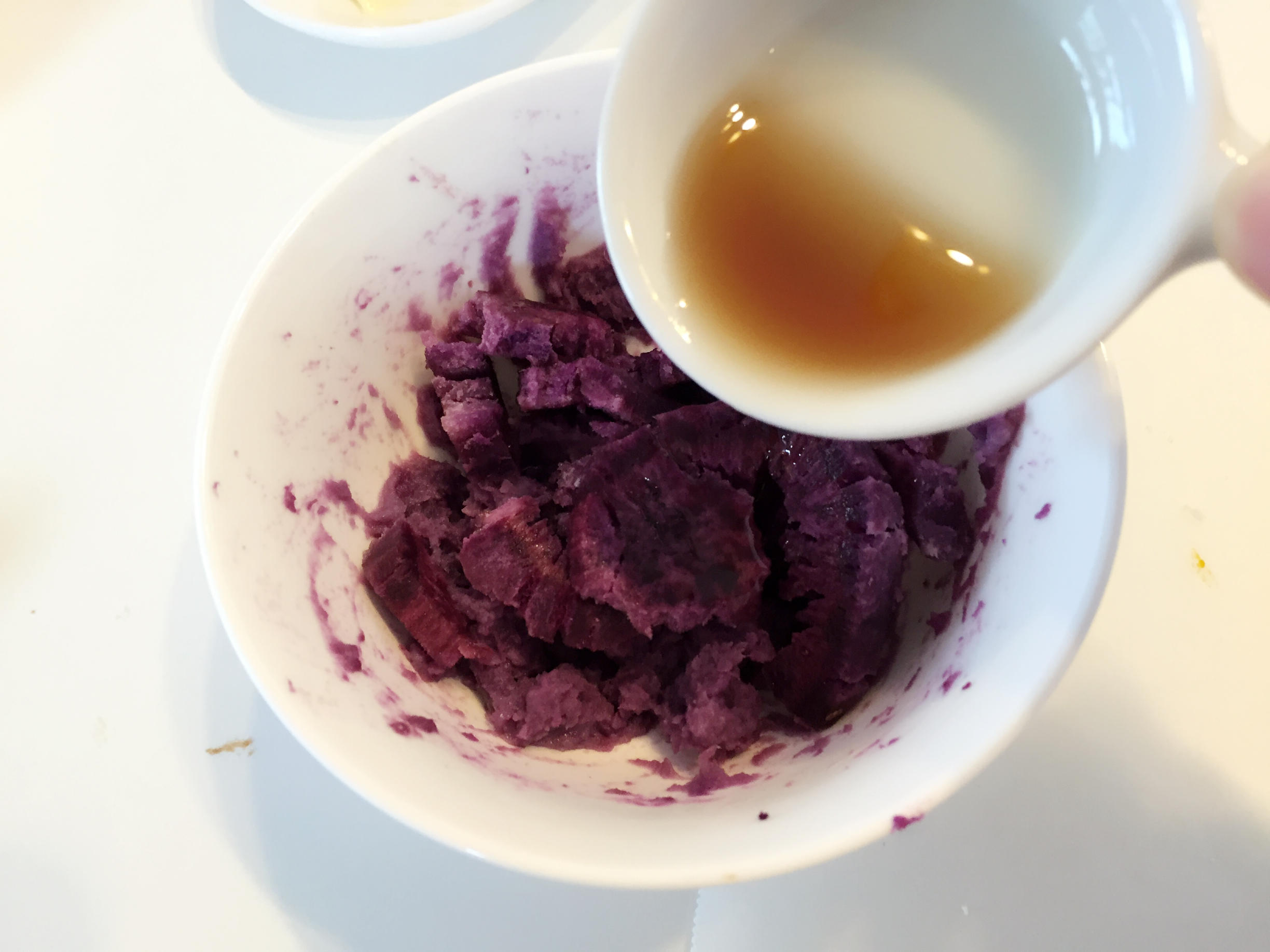 寶寶輔食：紫薯南瓜苦瓜圈-高顏值苦瓜圈，紫薯和南瓜混合楓糖搗成泥，塞入苦瓜中和苦味的做法 步骤6
