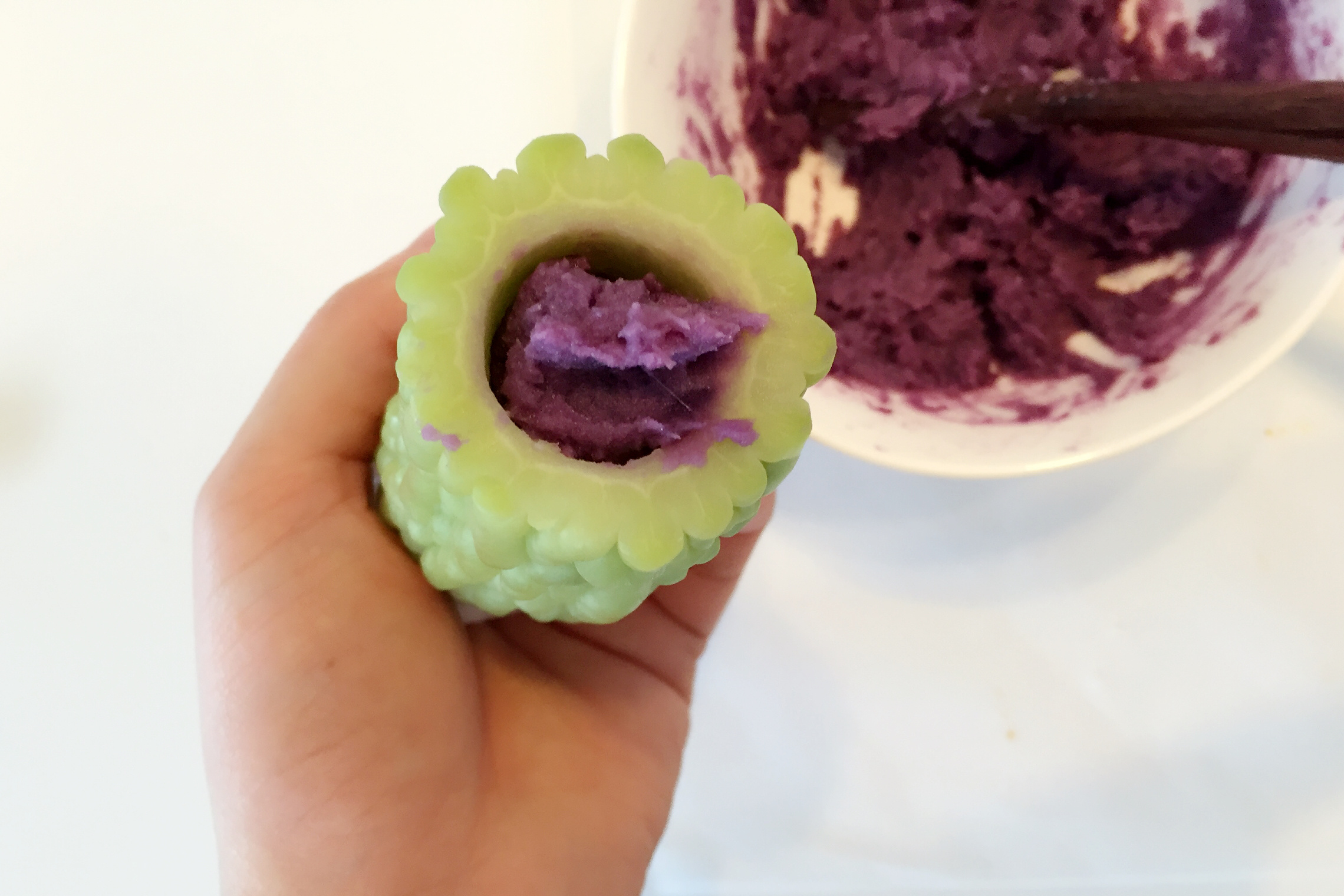 寶寶輔食：紫薯南瓜苦瓜圈-高顏值苦瓜圈，紫薯和南瓜混合楓糖搗成泥，塞入苦瓜中和苦味的做法 步骤7