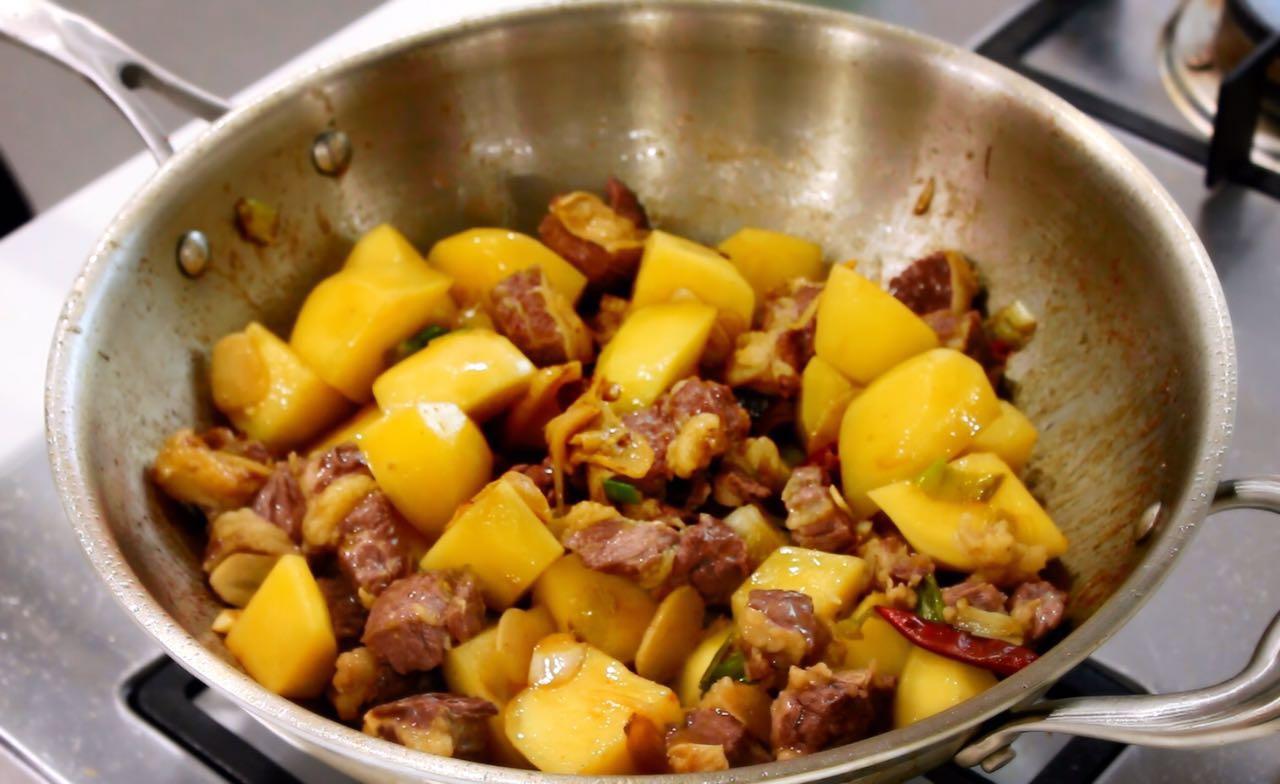 家常美味、待客佳餚--土豆燜牛腩的做法 步骤4