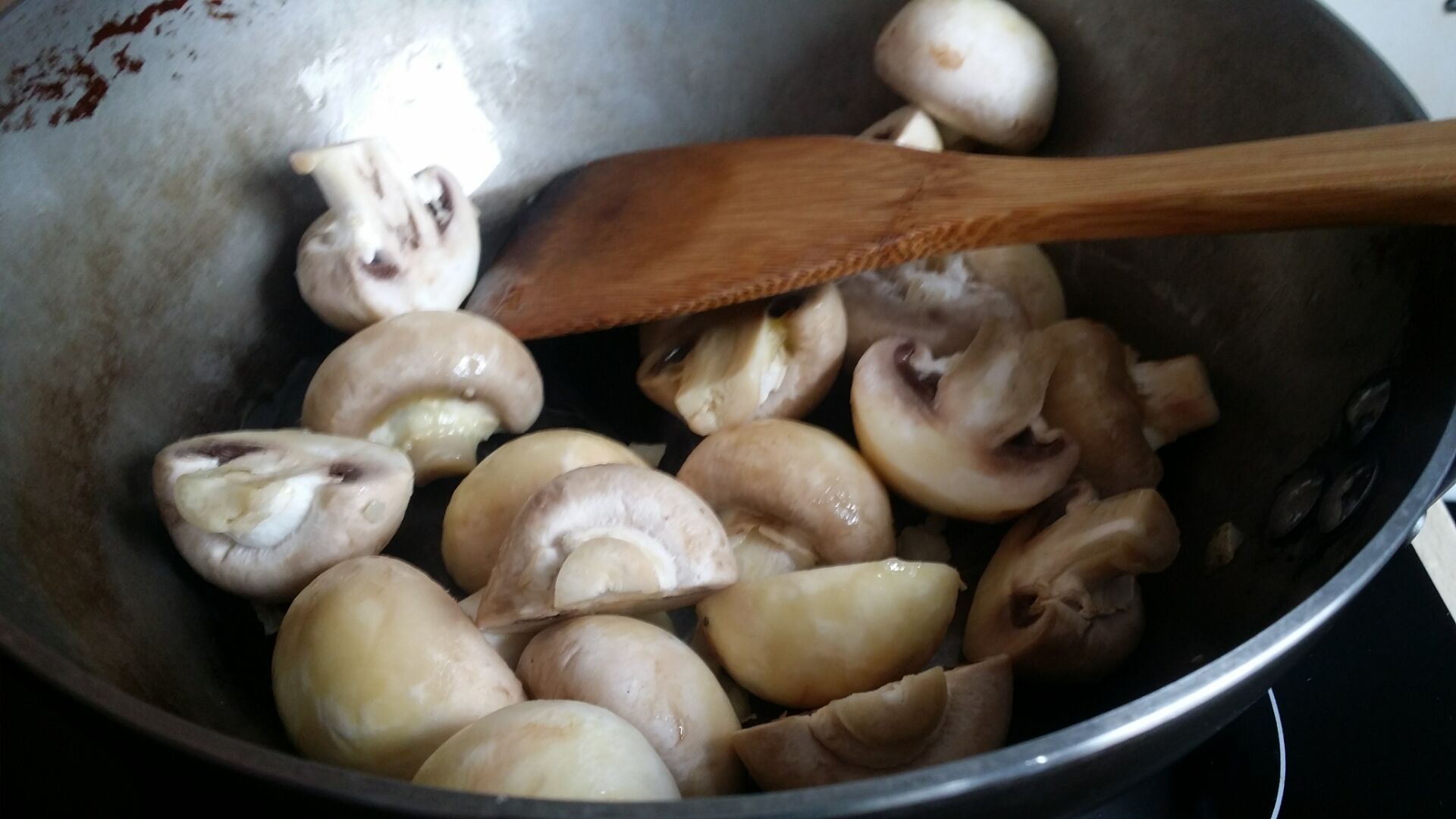 蘑菇焗黃豆的做法 步骤3