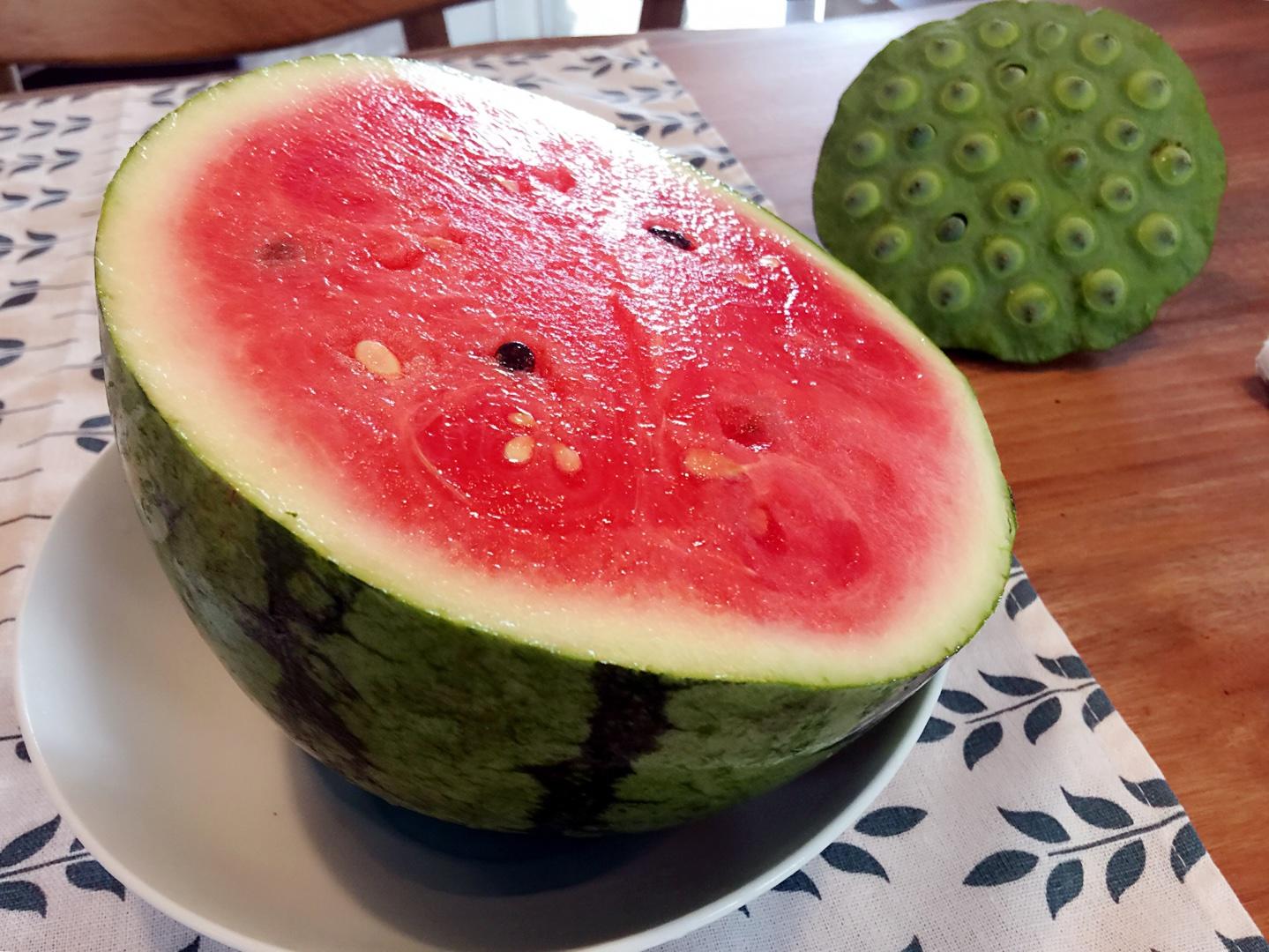 很有夏天的感覺嘻嘻୧(﹒︠ᴗ﹒︡)西瓜恰恰~科學愉快地吃瓜的做法 步骤1