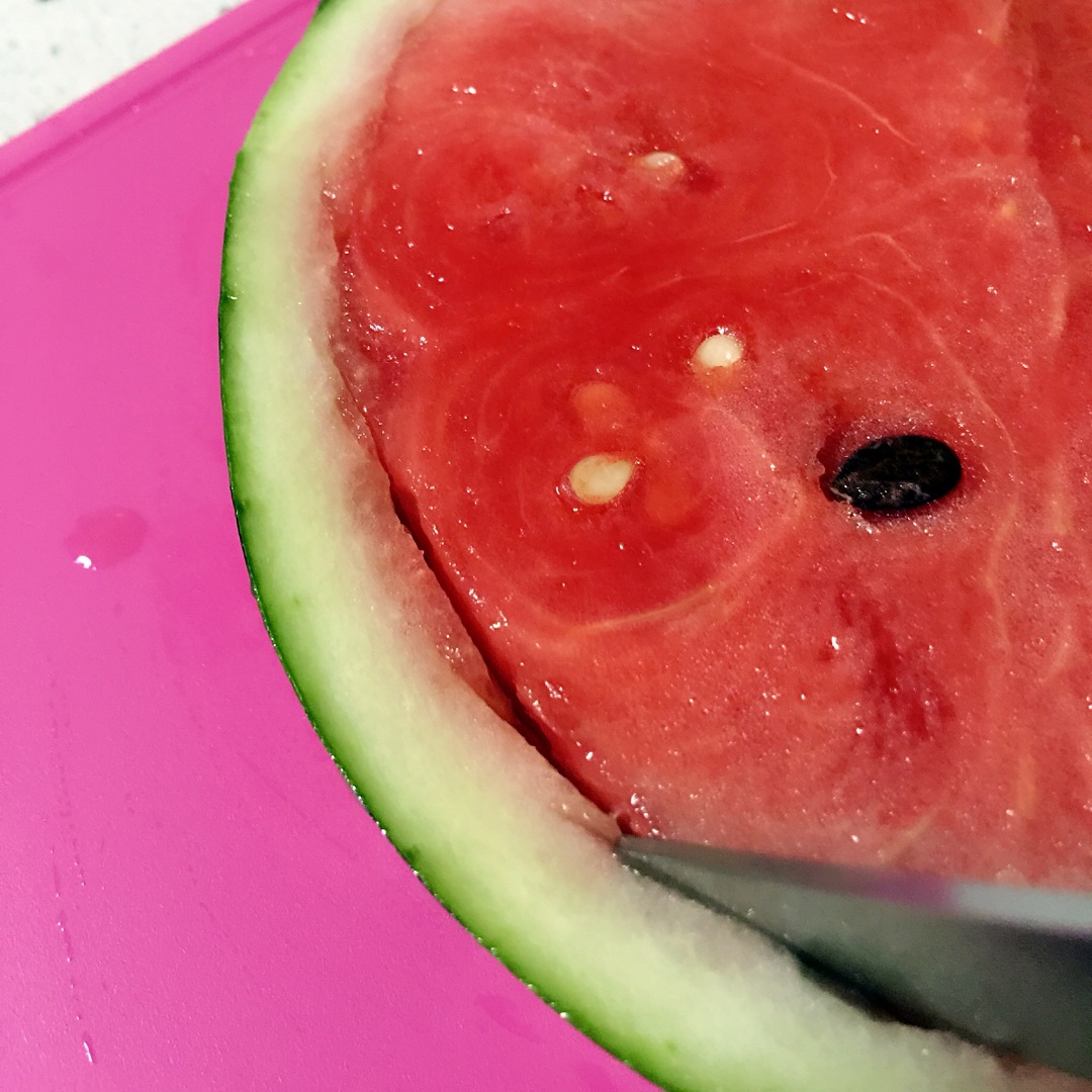 很有夏天的感覺嘻嘻୧(﹒︠ᴗ﹒︡)西瓜恰恰~科學愉快地吃瓜的做法 步骤3