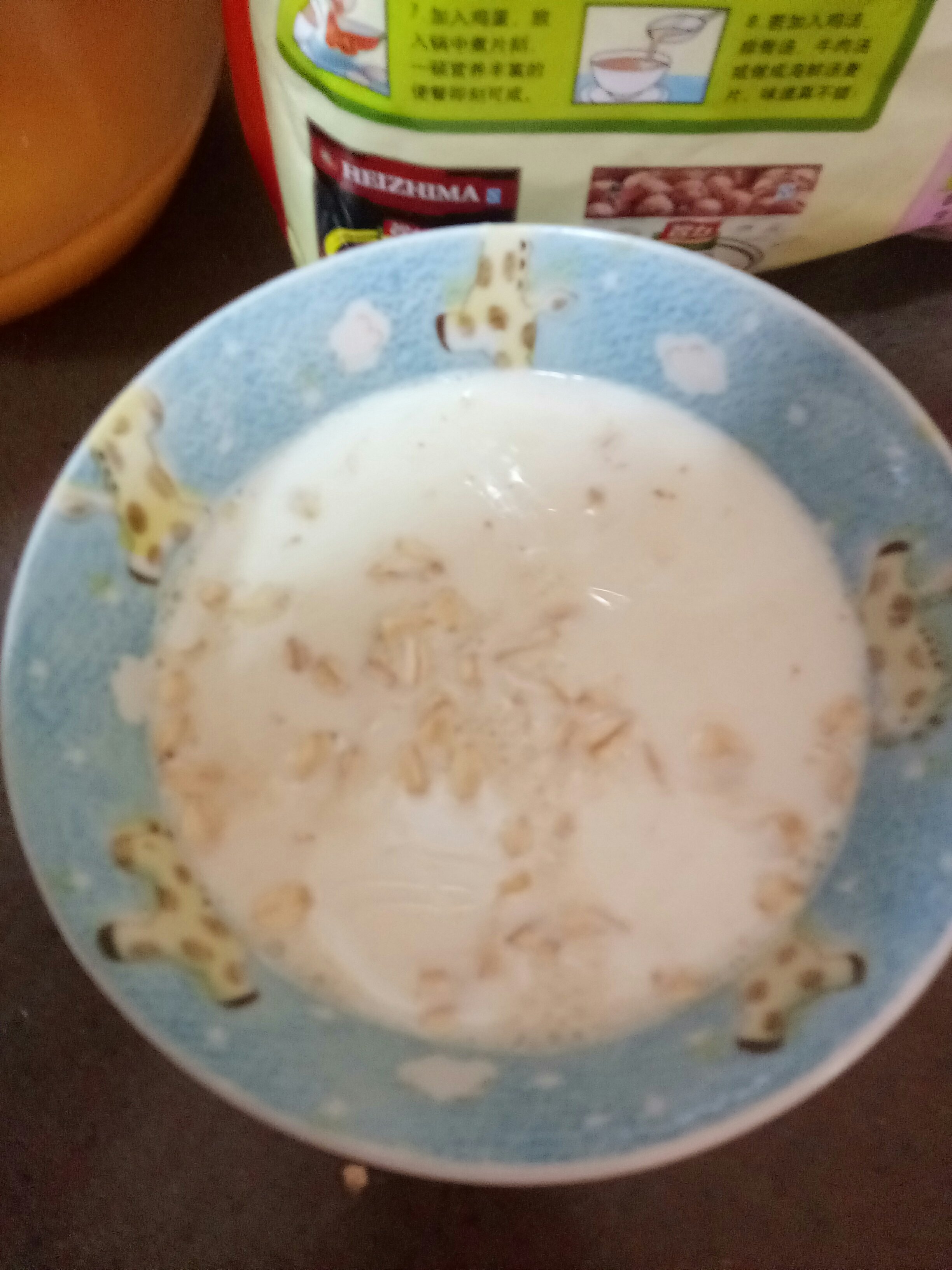 蜂蜜牛奶燕麥粥的做法 步骤2